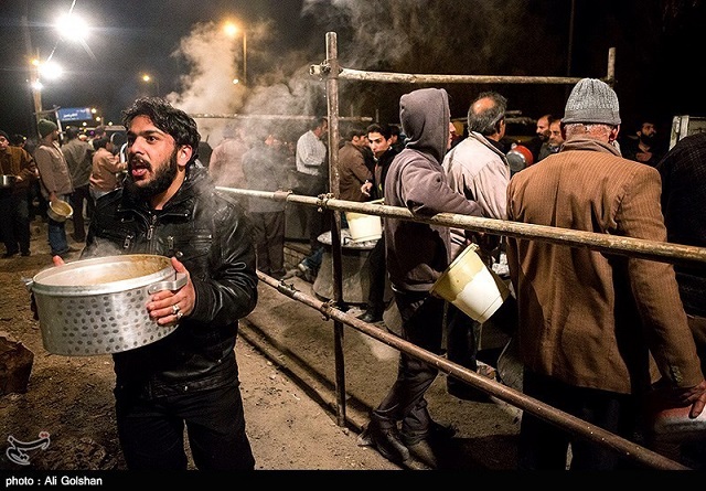 نقاط مختلف استان یزد امروز همزمان با ۲۱ رمضان سالروز شهادت امام علی(ع)، شاهد پخت آش گندم توسط عاشقان آن حضرت بود. نقاط مختلف استان یزد امروز همزمان با ۲۱ رمضان سالروز شهادت امام علی(ع)، شاهد پخت آش گندم توسط عاشقان آن حضرت بود.