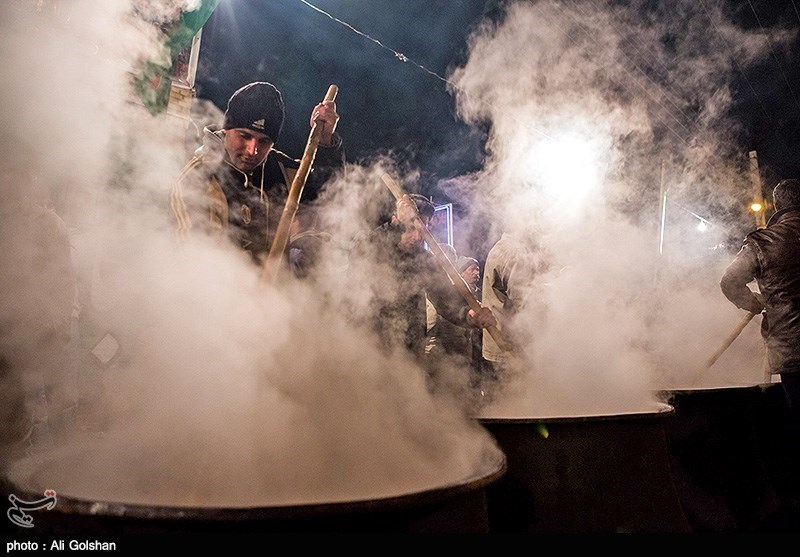 نقاط مختلف استان یزد امروز همزمان با ۲۱ رمضان سالروز شهادت امام علی(ع)، شاهد پخت آش گندم توسط عاشقان آن حضرت بود. نقاط مختلف استان یزد امروز همزمان با ۲۱ رمضان سالروز شهادت امام علی(ع)، شاهد پخت آش گندم توسط عاشقان آن حضرت بود.