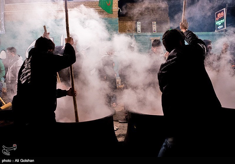 نقاط مختلف استان یزد امروز همزمان با ۲۱ رمضان سالروز شهادت امام علی(ع)، شاهد پخت آش گندم توسط عاشقان آن حضرت بود. نقاط مختلف استان یزد امروز همزمان با ۲۱ رمضان سالروز شهادت امام علی(ع)، شاهد پخت آش گندم توسط عاشقان آن حضرت بود.