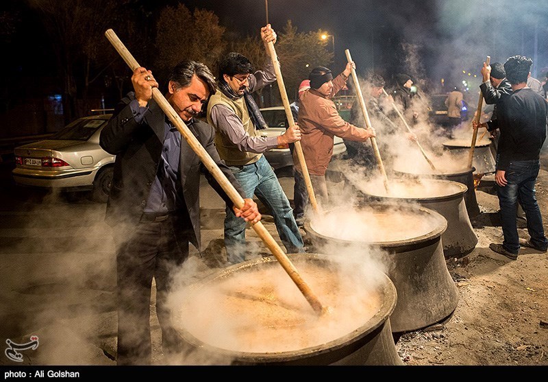 نقاط مختلف استان یزد امروز همزمان با ۲۱ رمضان سالروز شهادت امام علی(ع)، شاهد پخت آش گندم توسط عاشقان آن حضرت بود. نقاط مختلف استان یزد امروز همزمان با ۲۱ رمضان سالروز شهادت امام علی(ع)، شاهد پخت آش گندم توسط عاشقان آن حضرت بود.