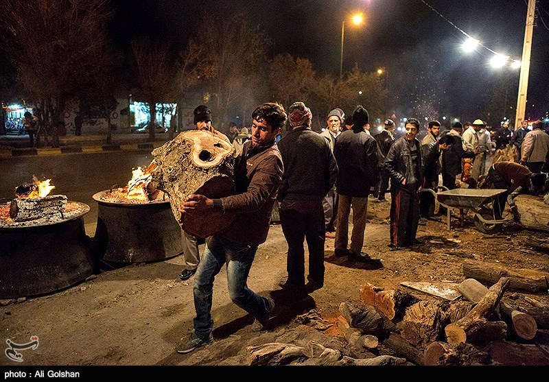 نقاط مختلف استان یزد امروز همزمان با ۲۱ رمضان سالروز شهادت امام علی(ع)، شاهد پخت آش گندم توسط عاشقان آن حضرت بود. نقاط مختلف استان یزد امروز همزمان با ۲۱ رمضان سالروز شهادت امام علی(ع)، شاهد پخت آش گندم توسط عاشقان آن حضرت بود.