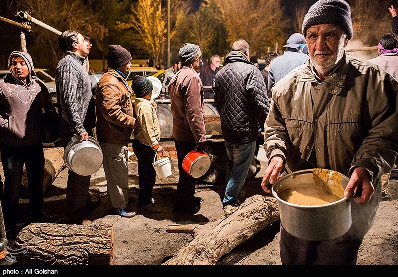 نقاط مختلف استان یزد امروز همزمان با ۲۱ رمضان سالروز شهادت امام علی(ع)، شاهد پخت آش گندم توسط عاشقان آن حضرت بود. نقاط مختلف استان یزد امروز همزمان با ۲۱ رمضان سالروز شهادت امام علی(ع)، شاهد پخت آش گندم توسط عاشقان آن حضرت بود.