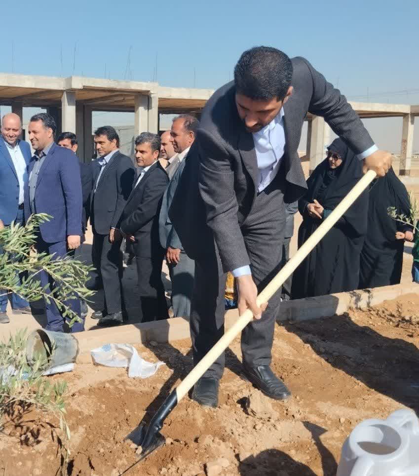 http://www.yazdfarda.com/media/news_gal/photo_%DB%B2%DB%B0%DB%B2%DB%B3-%DB%B1%DB%B2-%DB%B0%DB%B3_%DB%B1%DB%B5-%DB%B2%DB%B7-%DB%B2%DB%B1.jpg