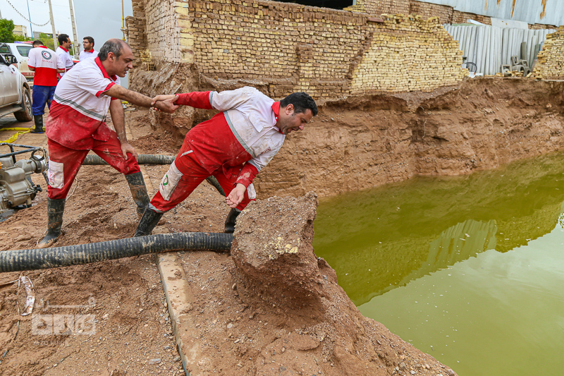 تلاش نجاتگران هلال احمر برای تخلیه اماکن آب گرفته سطح شهر یزد