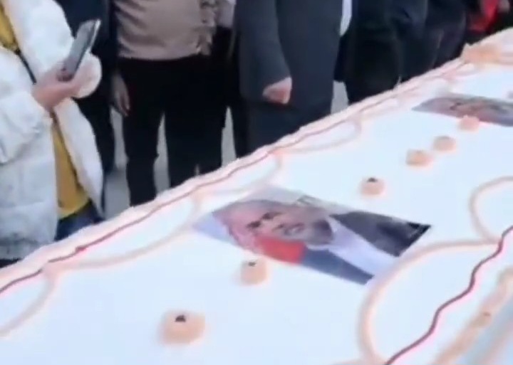 ببینید| کیک ۱۲ متری نماینده بافق خبرساز شد!