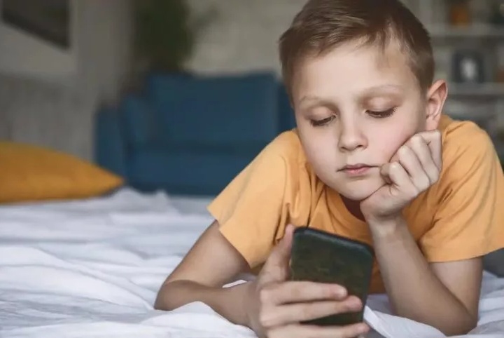 داشتن موبایل قبل از ۱۲ سالگی می‌تواند باعث افسردگی و چاقی در کودکان شود