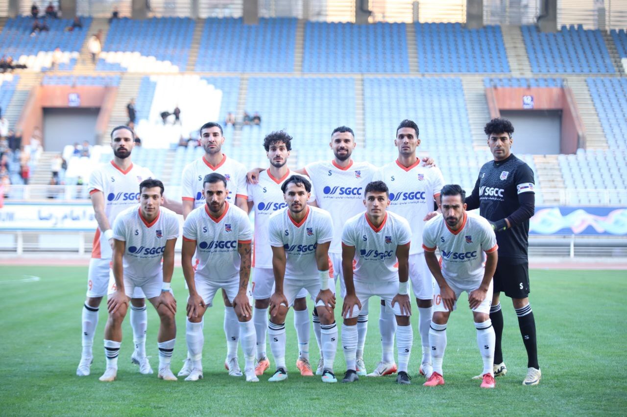 شهید قندی به دنبال شکار شاهین