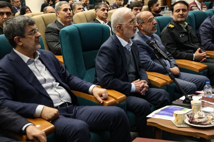 افتتاح ۱۲ نیروگاه خورشیدی در یزد با حضور وزیر کشور افتتاح ۱۲ نیروگاه خورشیدی در یزد با حضور وزیر کشور