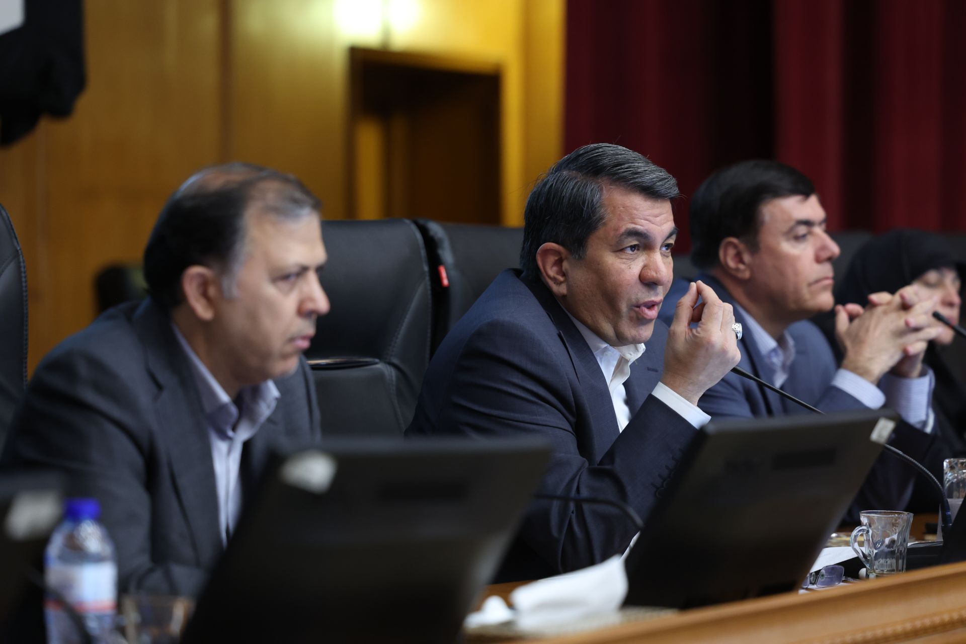 لزوم استفاده از فناوری‌های نوین و توسعه دولت الکترونیک برای کاهش مراجعات حضوری مردم به دستگاه‌ها