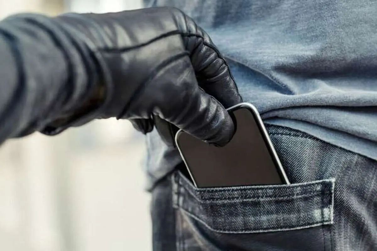 دستگیری سارق ۱۴۴ دستگاه تلفن همراه در یزد دستگیری سارق ۱۴۴ دستگاه تلفن همراه در یزد