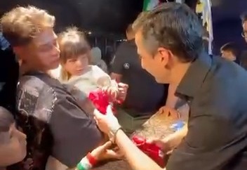 ببینید| میزبانی فرید دهقانی مدیرعامل چادرملو از عزاداران آقای شهید در موکب این شرکت در میدان ولیعصر تهران