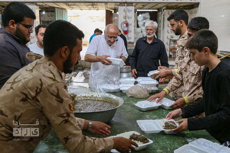 طبخ 7000 پرس غذای گرم برای توزیع بین سیل زدگان استان یزد