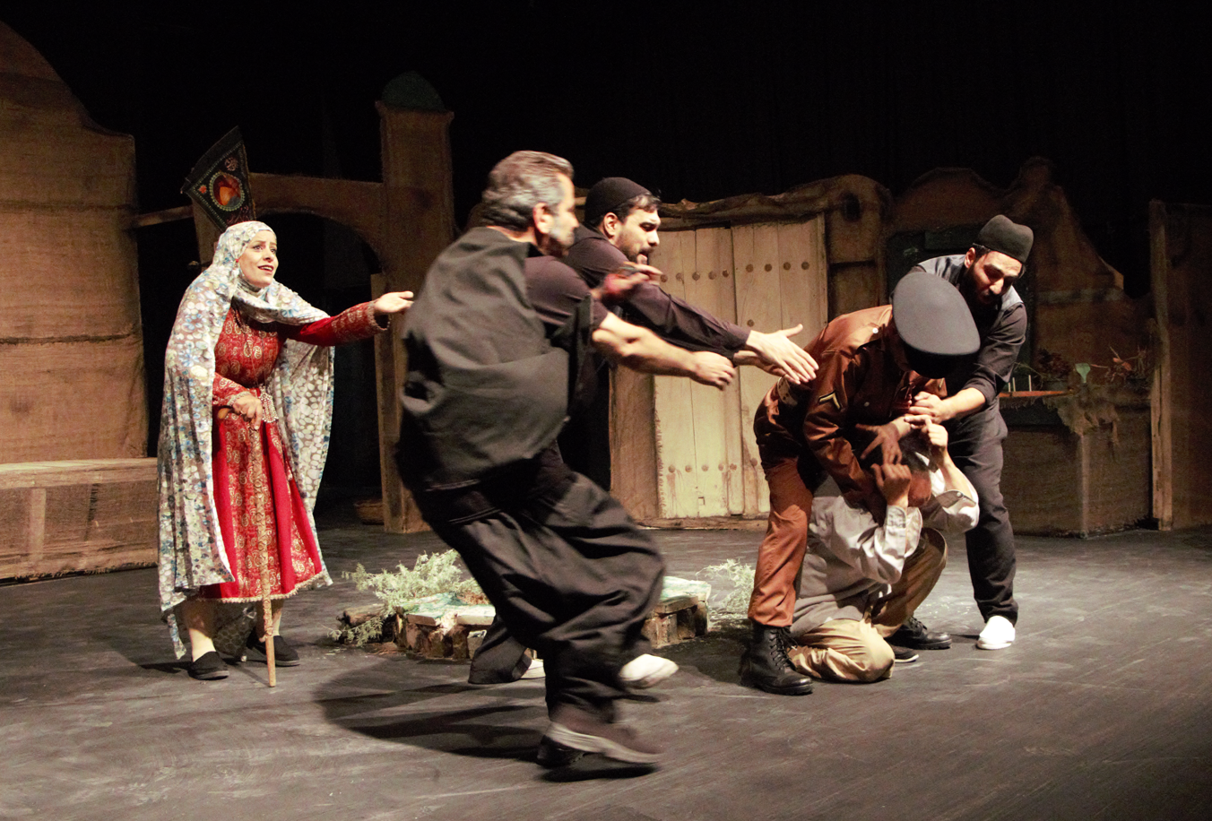 فرمانبر به روی صحنه رفت