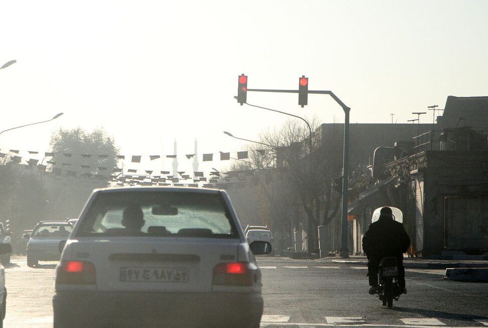 چرا با وجود وضعیت خطرناک هوا در یزد، خبری از تعطیلی نشد