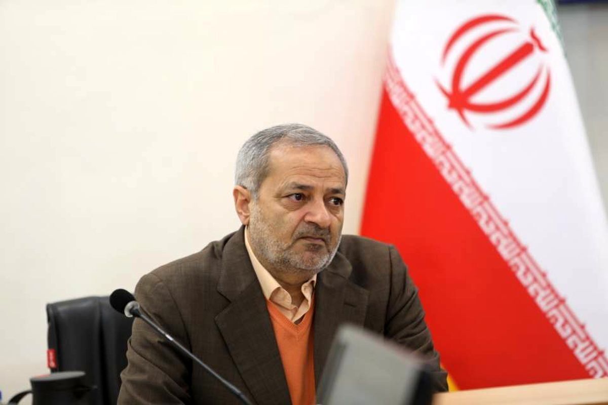 معلم با حقوق اندک نمیتواند انگیزه لازم برای آموزش داشته باشد