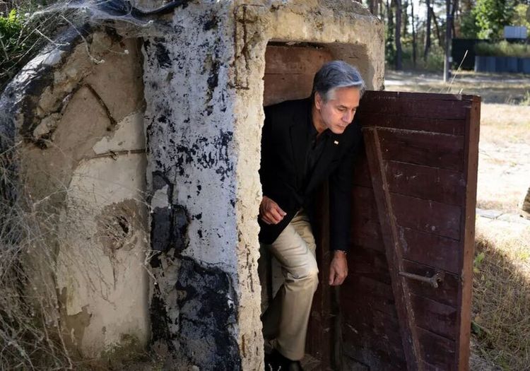 آنتونی بلینکن، وزیر امور خارجه آمریکا، هنگام بازدید از یک پناهگاه در کی یف اوکراین/ آسوشیتدپرس