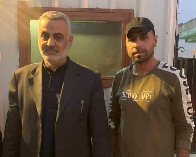 عکس | شباهت ظاهری عجیب این فرد به شهید حاج قاسم سلیمانی | او به ایران می‌آید