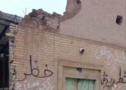 دیوارهای در حال ریزش اکبرآباد یزد جان عابران را تهدید می‌کند