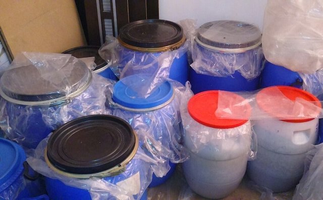 شناسایی کارگاه تولید و کشف ۳۰۰۰ لیتر مشروبات الکلی در اشکذر