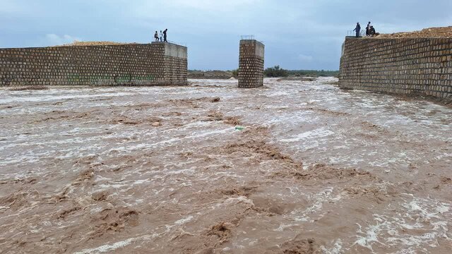 روستای چاه‌غلامعلی زرند در محاصره سیل