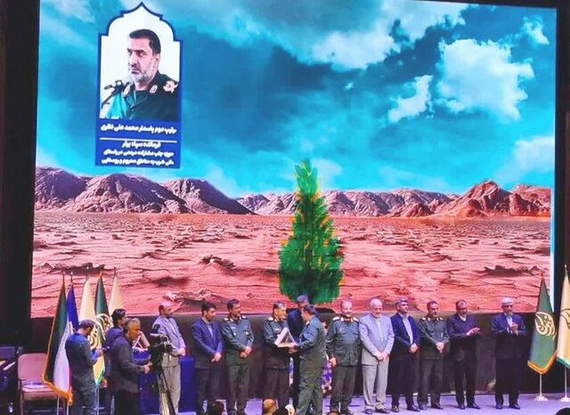 اهدای نشان ملی فردوس به فرمانده سپاه ثارالله کرمان در حوزه محرومیتزدایی