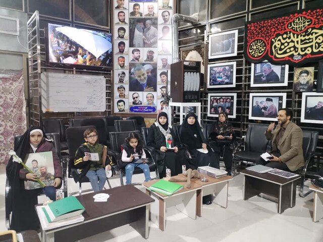 حضور «عایده سرور» و نوههایش در گلزار شهدای کرمان