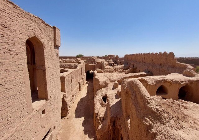 نجات قلعه ثبتی عزآباد اشکذر یزد به همت دانشجویان و گروه‌های جهادی