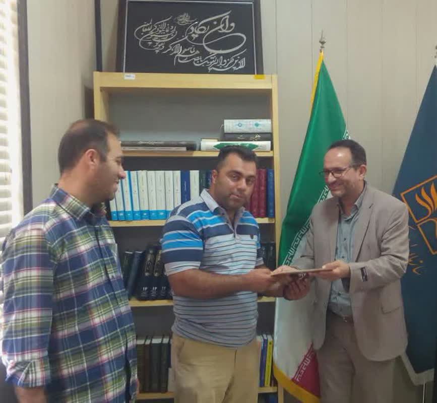 اهداء تصویر 70 برگ از اسناد تاریخی، شخصی و قدیمی یکی از شهروندان یزدی  به مرکز اسناد و کتابخانه ملی استان یزد