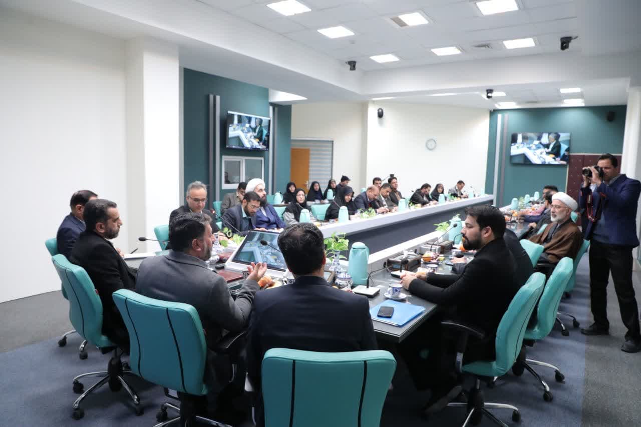 مینی بوس کتاب عازم مناطق کم برخوردار یزد می‌شود