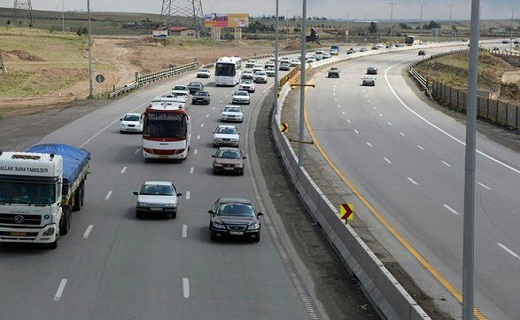 چادرملو از ابتدای جاده عقدا تا اردکان را درختکاری می‌کند