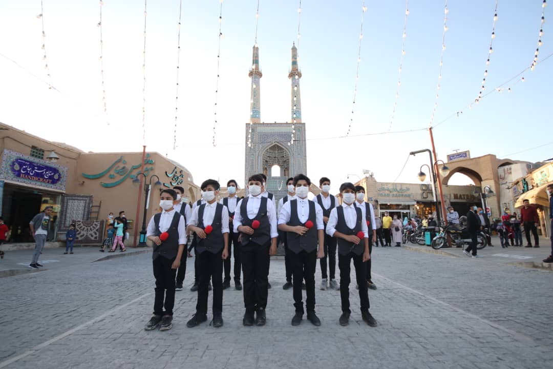 اجرای سرودهای خیابانی هر روز ساعت ۱۱ و ۱۸ در امیرچقماق ، زندان اسکندر، مسجد جامع و باغ ملی