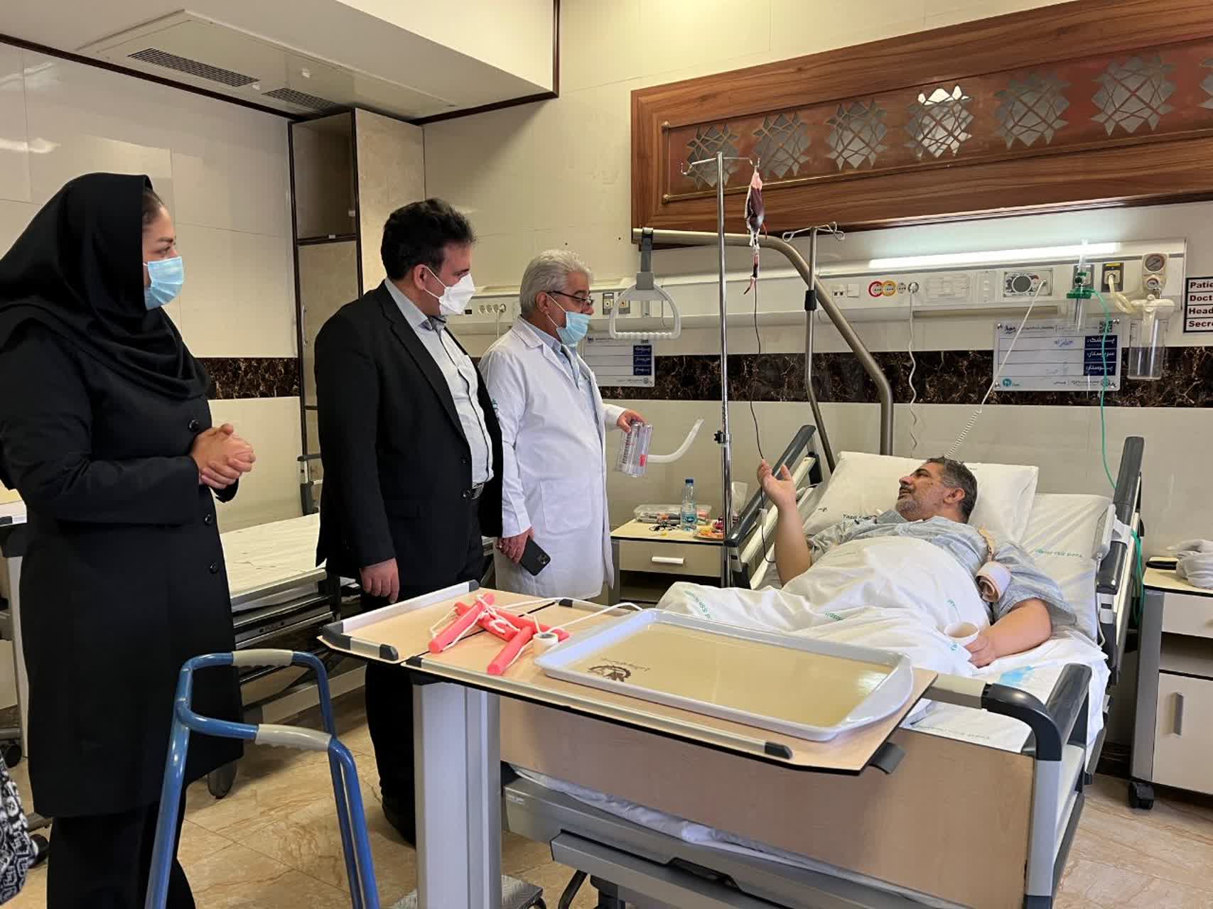 عیادت رییس بیمارستان سیدالشهدا یزد از دکتر کاظمینی