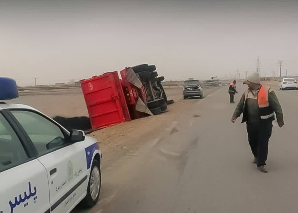 واژگونی کامیون در محور کنارگذر یزد/ امدادرسانی و بازگشایی توسط عوامل راهداری شهرستان یزد
