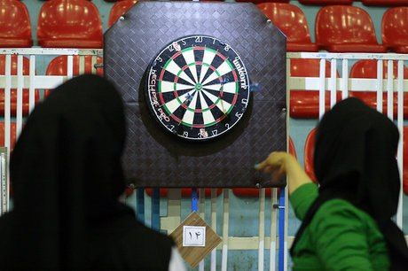 مدال برنز مسابقات آزاد دارت کارگران کشور بر گردن بانوی یزدی