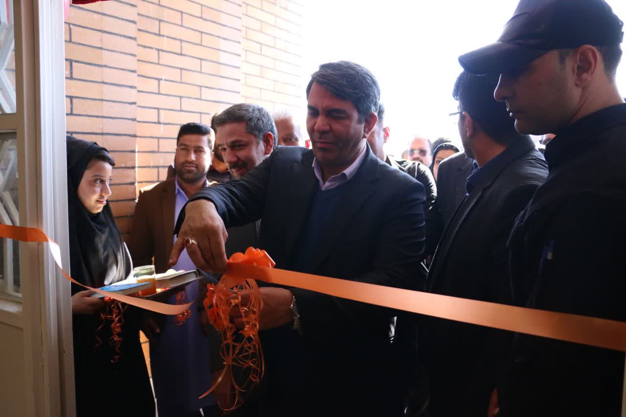 استاندار کرمان در جمع دانشآموزان روستای علیآباد فهرج