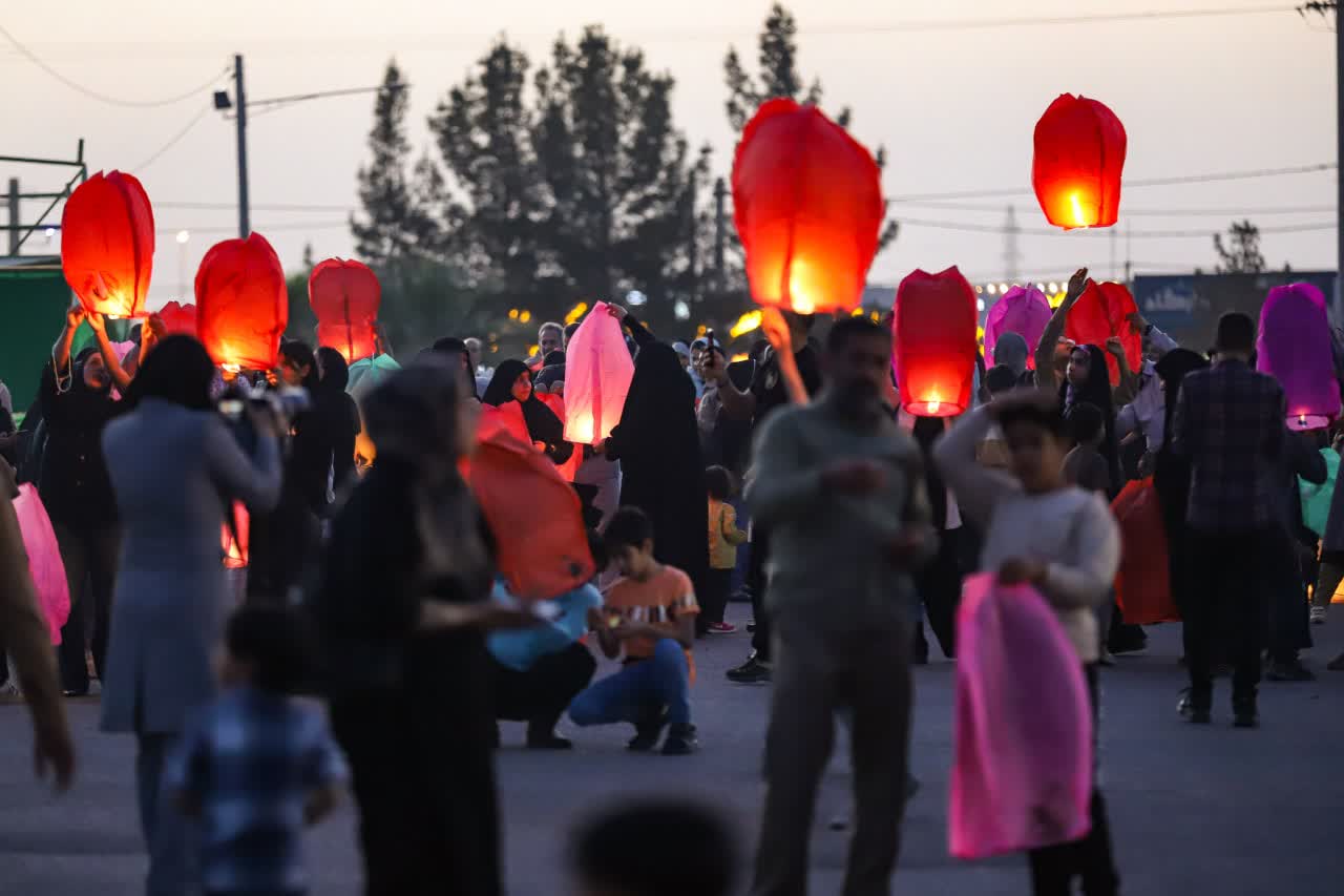برگزاری مراسم طوفان فانوس‌ها به یاد جان‌باختگان بندرعباس و کودکان مظلوم غزه