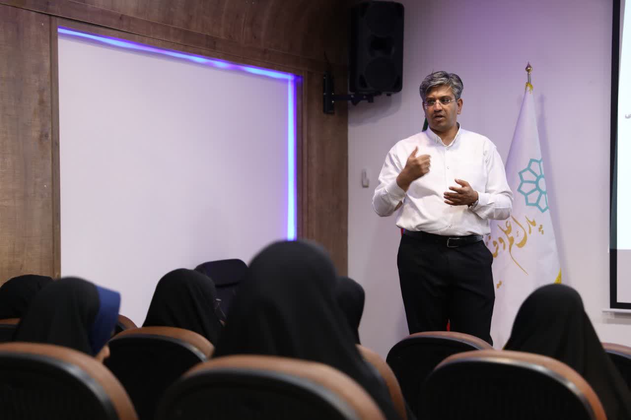 بازدید دانشجویان دانشگاه یزد از پارک علم و فناوری یزد