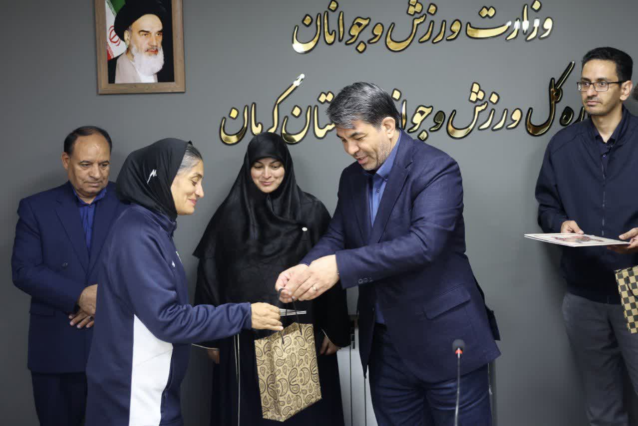 استقبال استاندار کرمان از مربی تیم ملی فوتبال بانوان و قدردانی از نقش برجسته وی در بازگشت تیم به کشور/ اقدام خانم جعفری نشان‌دهنده شجاعت و مسئولیت پذیری وی است
