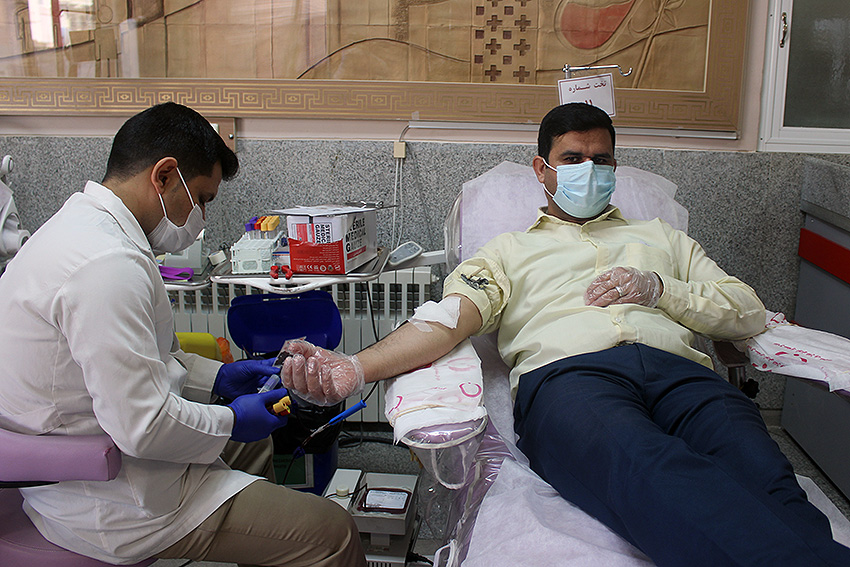 کتابداران و کارکنان کتابخانه‌های عمومی یزد در هفته کتاب خون اهدا کردند