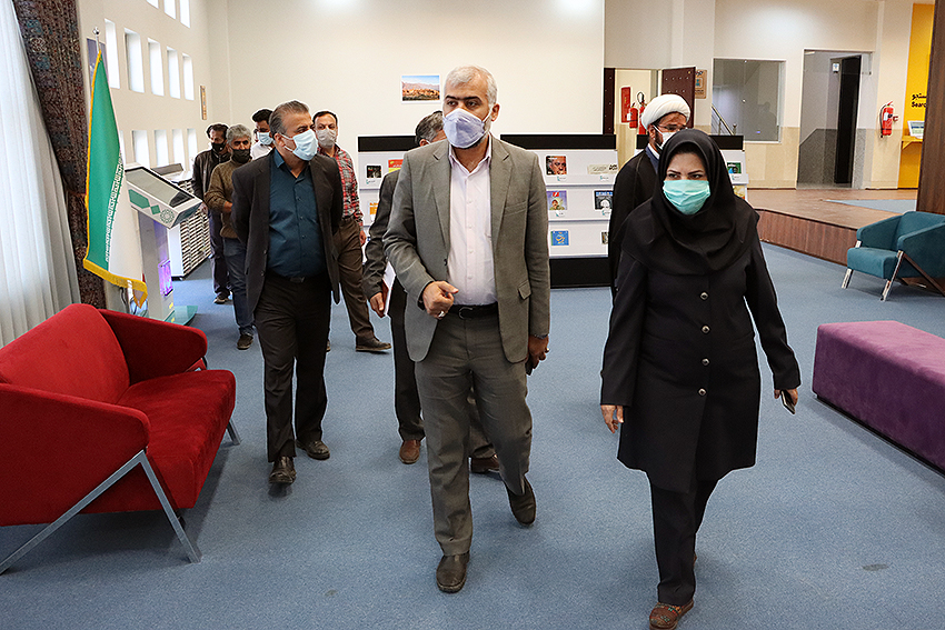 بازدید مدیرکل زندان‌ها و اقدامات تأمینی استان از کتابخانه مرکزی یزد