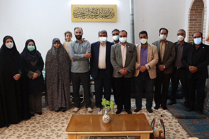 عیادت مدیرکل کتابخانه‌های استان از فعال عرصه کتاب و کتابخوانی در یزد