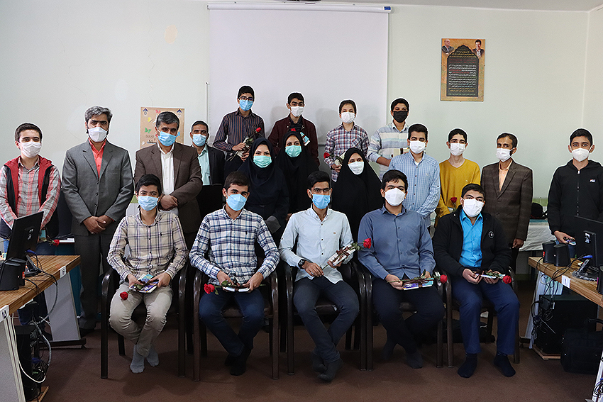 تقدیر مدیرکل کتابخانه‌های استان از دانش‌آموزان کتابخوان دبیرستان شهید مرشد یزد