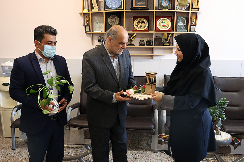 مدیرکل کتابخانه‌های عمومی استان از معلمان سه آموزشگاه تحصیلی در یزد تقدیر کرد