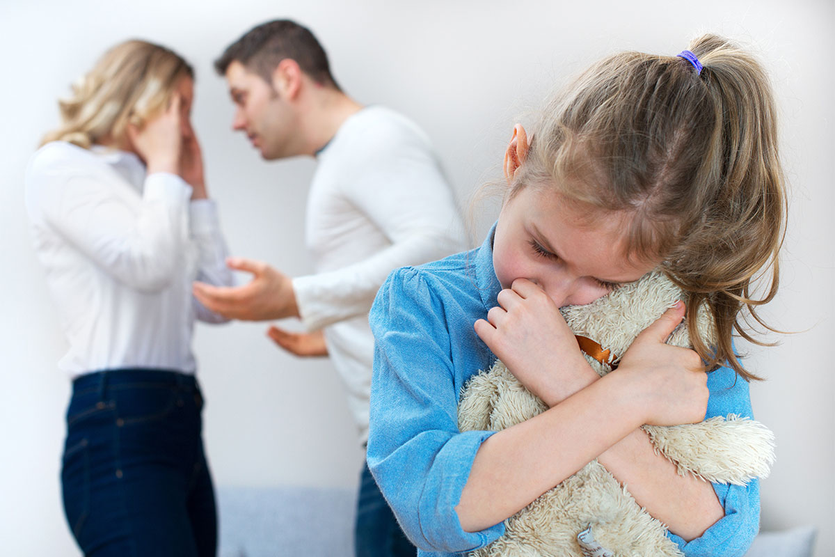 دعوا‌های والدین چه آسیبی به شخصیت کودک می‌زند؟