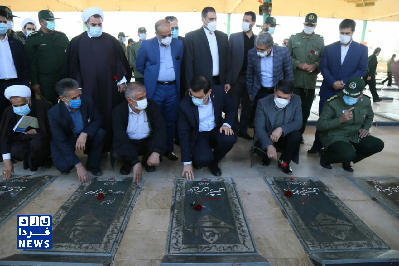 ادای احترام قاضی زاده هاشمی رئیس بنیاد شهید و امور ایثارگران به مقام شهدای یزد