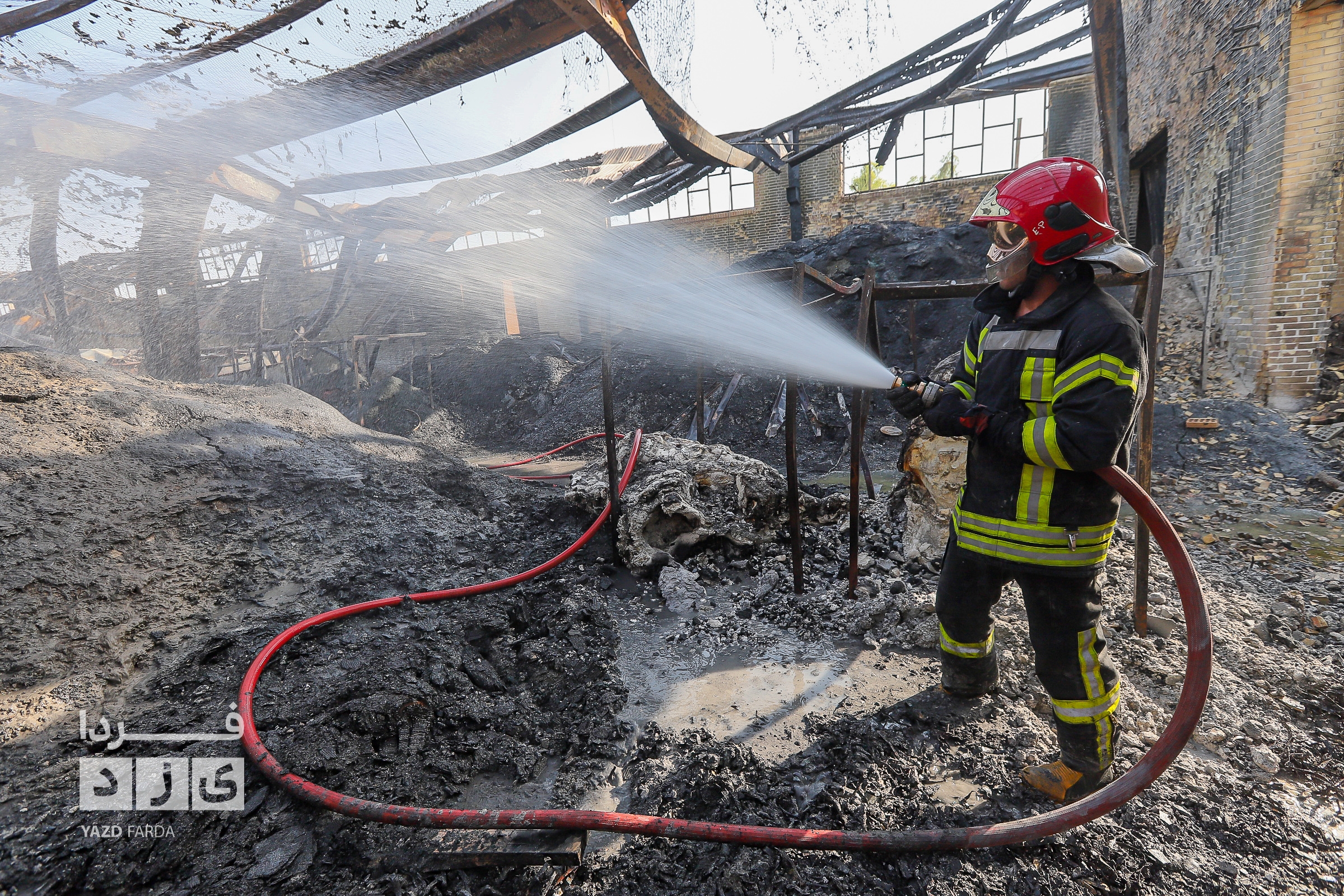 عملیات اطفاء آتش سوزی دوباره سردخانه در شهرک صنعتی و ایمن سازی محل با حضور معاون عمرانی استاندار یزد