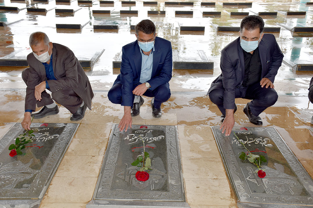 وظیفه مسئولین در جنگ اقتصادی برداشتن موانع بر سر راه تولید کشور است/ تجدید میثاق اعضای ستاد گرامیداشت هفته کارگر استان با امام، رهبری و شهدا