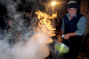 گزارش تصویری:پخت آش حسینی به مناسبت اربعین حسینی /بلوار جوان شهرک دانشگاه