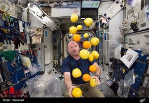 فضانورد که بی کار می شود  قانون نیوتن را به سخره می گیرد /تصاویر