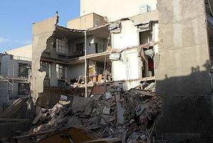 گود برداری  در تهران باعث ریزش ساختمان مسکونی در خیابان آزادی  شد+عکس